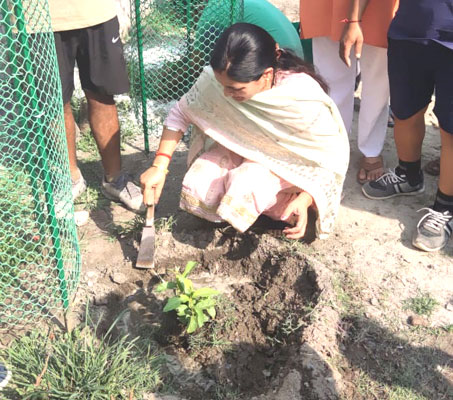 राष्ट्रीय स्वयं सेवकों के साथ मेयर अनिता ममगाईं ने किया पौधा रोपण