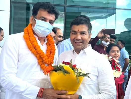 कांग्रेस के प्रदेश प्रभारी का कार्यकर्ताओं ने किया एयर पोर्ट पर स्वागत