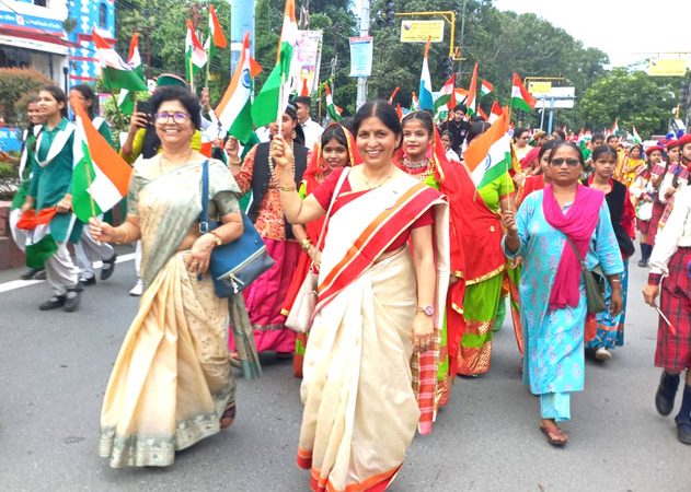 देहरादून तिरंगा रैली में शामिल हुई दर्जनों शिक्षण संस्थाएं