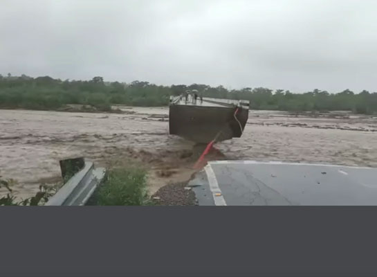 थानो-रायपुर मार्ग पर सौंग नदी पर बना मोटर पुल का आधा हिस्सा टूटा