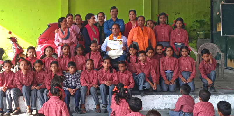 शिक्षक दिवस पर सम्मानित हुए शिक्षक विनोद नौटियाल का स्कूल में वार्म वेलकम