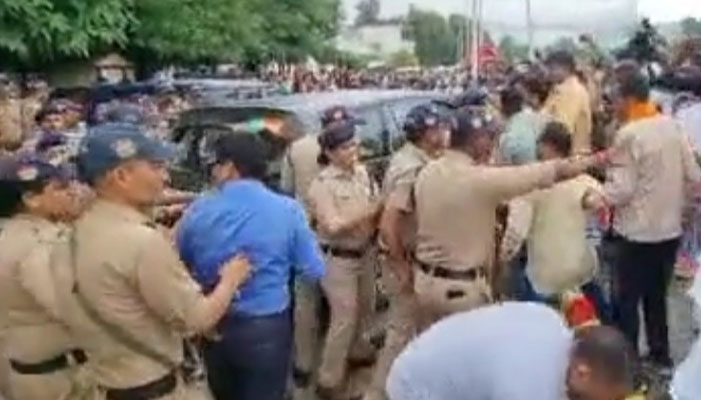 अंकिता भंडारी की हत्या के मामले में लोगों में गुस्सा, भाजपा विधायक को लिया आड़े हाथ