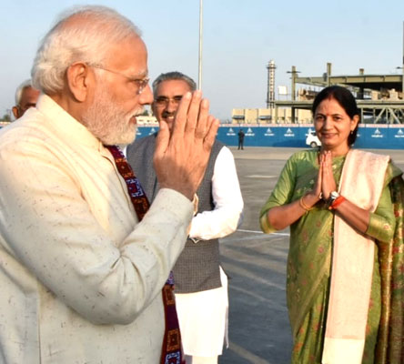 प्रधानमंत्री नरेंद्र मोदी को भाजपा नेताओं ने एयरपोर्ट पर किया स्वागत