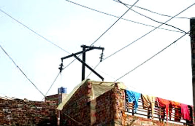 ढालवाला-मुनिकीरेतीः घरों के उपर से कब हटेगी बिजली की लाइन