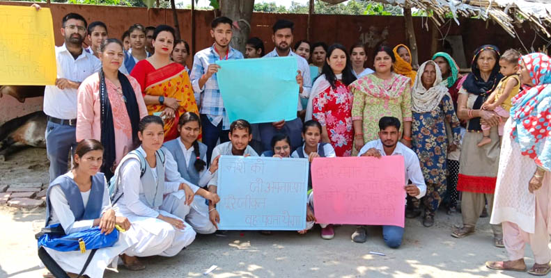 पीजी कॉलेज धनौरी के छात्रों ने नुक्कड़ नाटक के माध्यम से दिया नशा मुक्ति का संदेश