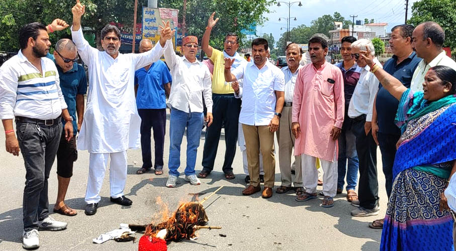 मुनिकीरेती और श्यामपुर में कांग्रेसियों ने राज्य सरकार का पुतला फूंका