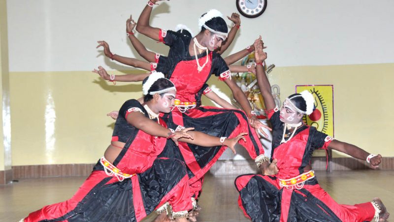 डीएसबी में गोटीपुआ नृत्य की प्रस्तुति, छात्र/छात्राओं ने उठाया लुत्फ