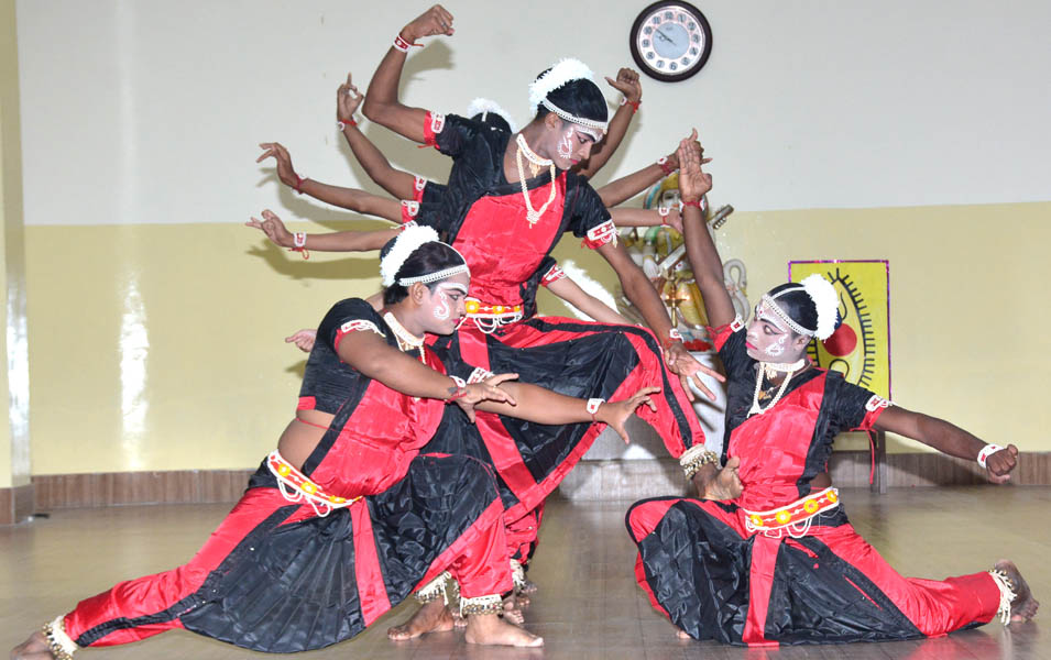 डीएसबी में गोटीपुआ नृत्य की प्रस्तुति, छात्र/छात्राओं ने उठाया लुत्फ