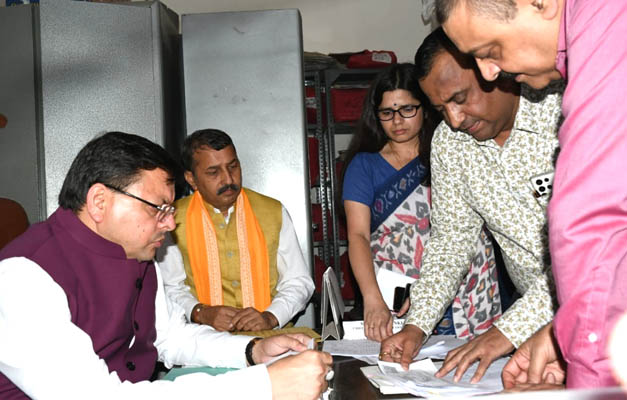 मुख्यमंत्री पुष्कर सिंह धामी ने किया एआरटीओ कार्यालय का औचक निरीक्षण