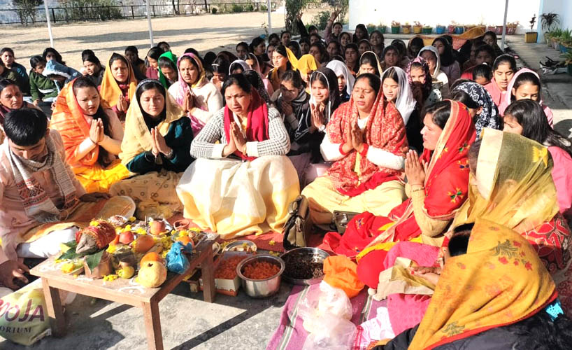 नरेंद्र महिला विद्यालय भागीरथी पुरम में किया गया विद्या की देवी सरस्वती का आहवान