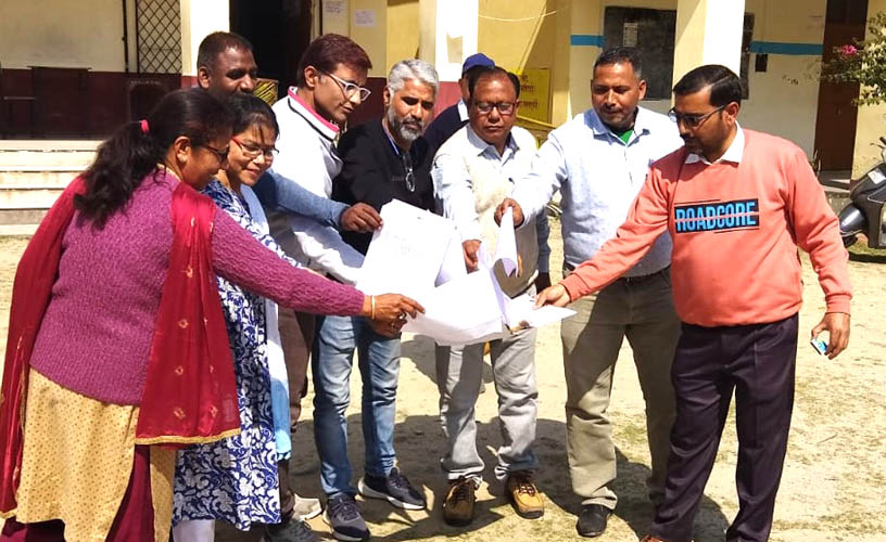 कीर्तिनगर में शिक्षकों ने किया प्रिंसिपल पद पर सीधी भर्ती का विरोध, विज्ञप्ति की प्रति जलाई