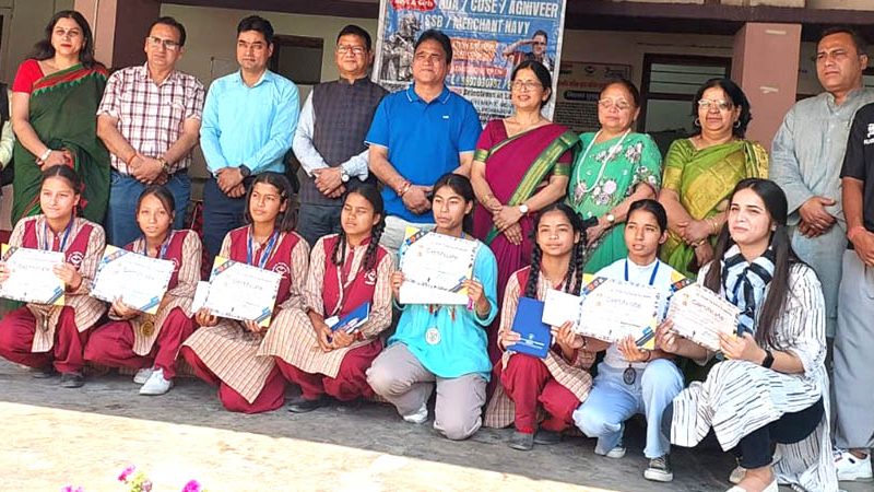 पीएमश्री जीजीआईसी राजपुर रोड में बोर्ड परीक्षा में अव्वल रही छात्राएं सम्मानित