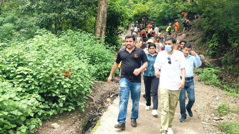 पौड़ी डीएम ने 14 किमी. पैदल चलकर लिया नीलकंठ कांवड़ यात्रा व्यवस्थाओं का जायजा