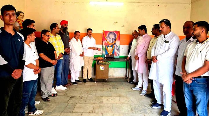 कांग्रेसियों ने बापू एवं पूर्व पीएम शास्त्री जी को जंयती पर याद किया