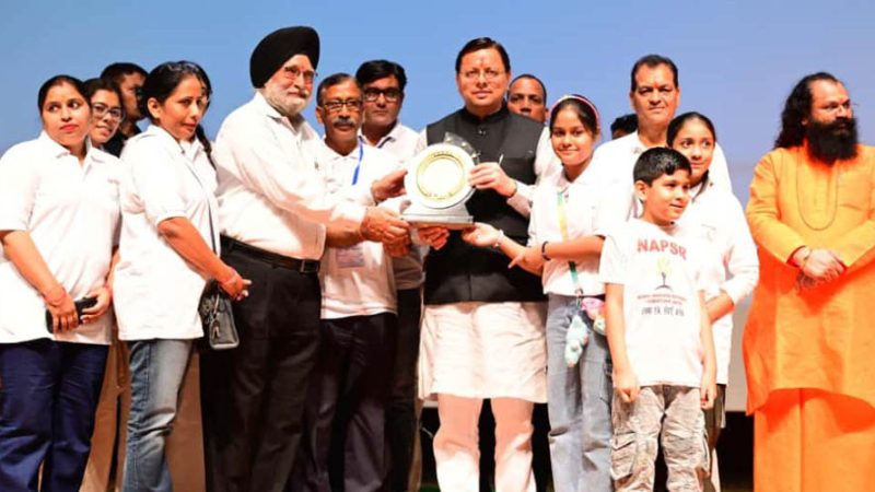 मुख्यमंत्री धामी ने आपदा में सहयोग करने वाले कर्मियों को किया सम्मानित