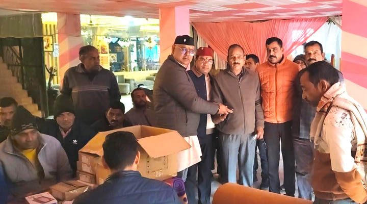 आईएसबीटी परिसर में निर्मल आश्रम नेत्र संस्थान ने लगाया आई कैंप