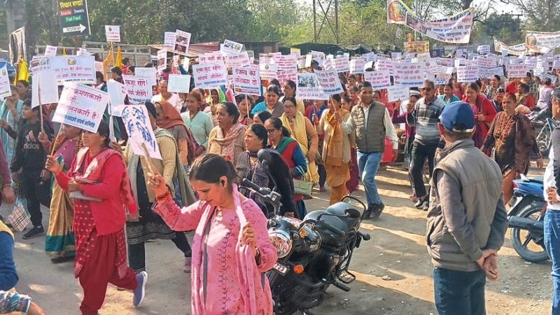 घर बचाने को ऋषिकेश की सड़कों पर उतरा जनसैलाब