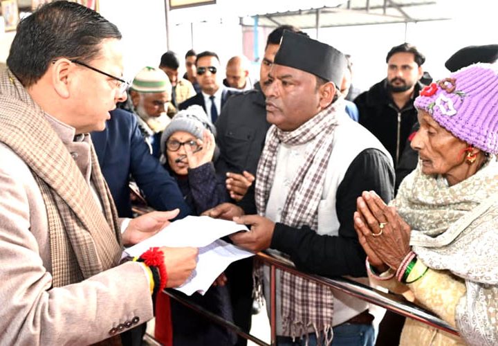 खटीमा में मुख्यमंत्री ने सुनी जनसमस्याएं, निदान को अधिकारियों को किया निर्देशित