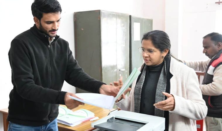 डीएम टिहरी ने कलेक्ट्रेट के सभी अनुभागों का निरीक्षण किया