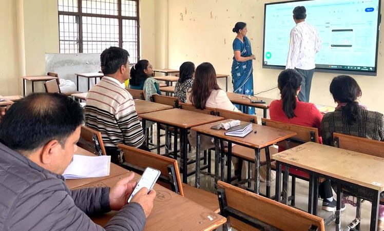 गवर्नमेंट डिग्री कॉलेज नरेंद्रनगर में स्मार्ट बोर्ड प्रशिक्षण कार्यशाला