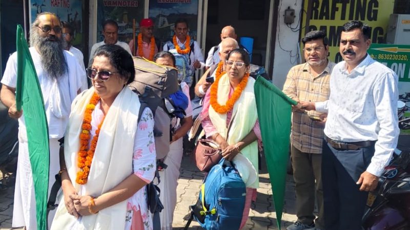 महाराष्ट्र के सात तीर्थ यात्री चारधाम की पैदल यात्रा पर रवाना