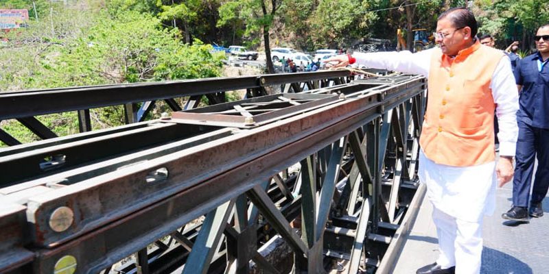 सीएम धामी ने किया निर्माणाधीन पुल का स्थलीय निरीक्षण