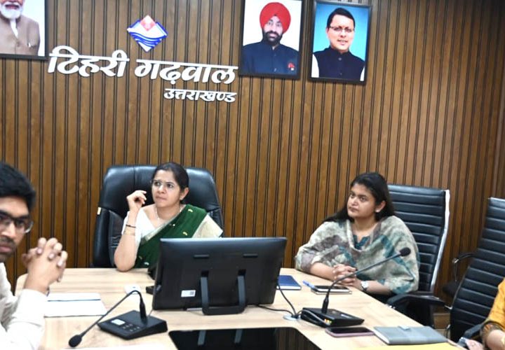 टिहरी जिले में पिरूल के संग्रहण एवं निस्तारण की समीक्षा बैठक