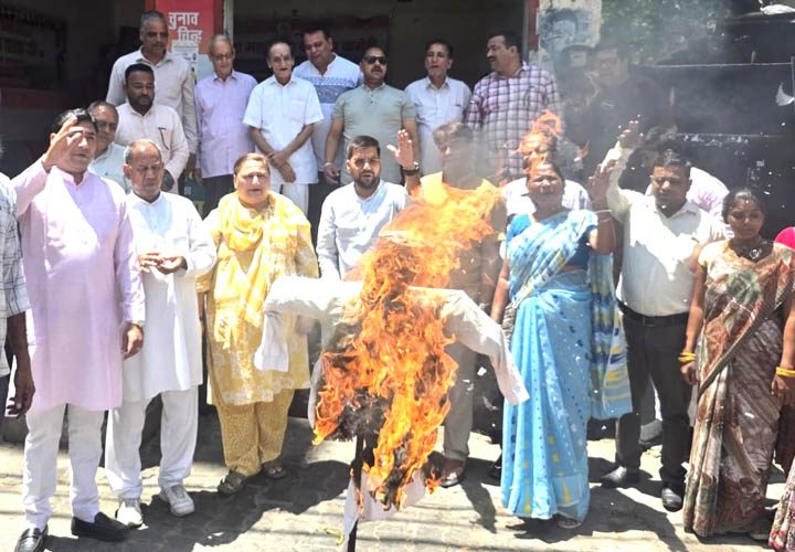 महंगाई के विरोध में ऋषिकेश में कांग्रेसियों ने फूंका केंद्र सरकार का पुतला