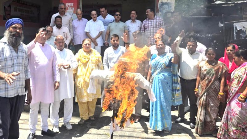 महंगाई के विरोध में ऋषिकेश में कांग्रेसियों ने फूंका केंद्र सरकार का पुतला