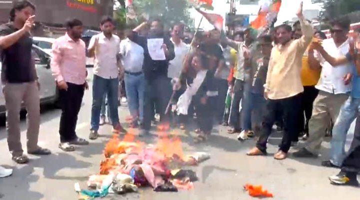 चंपावत गैंगरेप के विरोध में सड़कों पर कांग्रेसी, सरकार का पुतला फूंका