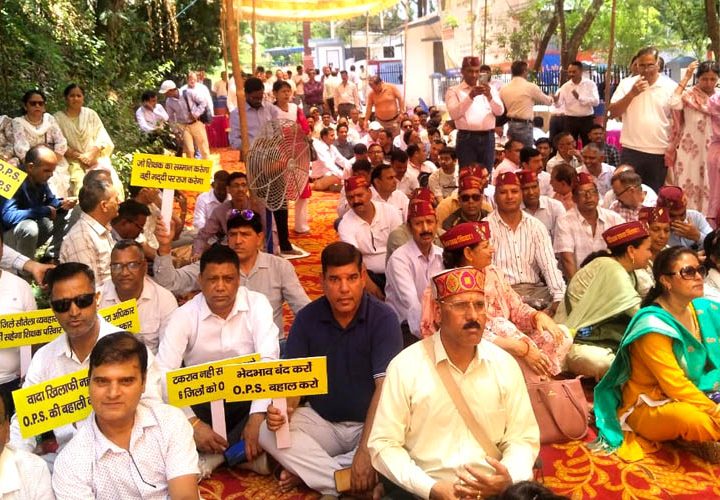 विभिन्न मांगों को लेकर जूनियर शिक्षकों को प्रारंभिक शिक्षा निदेशालय पर धरना