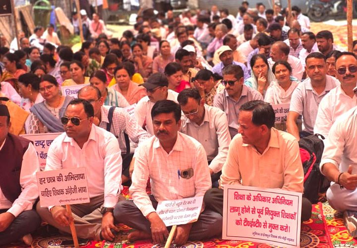 पौड़ी में 13 सूत्री मांगों को लेकर सड़कों पर उतरा जूनियर हाई स्कूल शिक्षक संघ