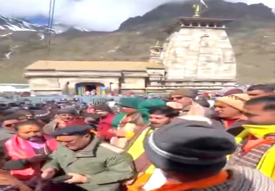 श्री केदारनाथ धाम में बीकेटीसी के अध्यक्ष के खिलाफ नारेबाजी