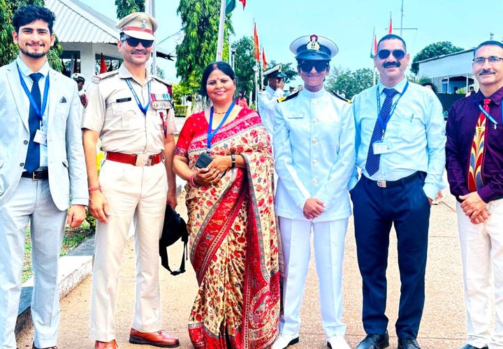 नरेंद्रनगरके शिक्षक दंपत्ति की बेटी कोमल तिवारी बनीं नौसेना में सब लेफ्टिनेंट