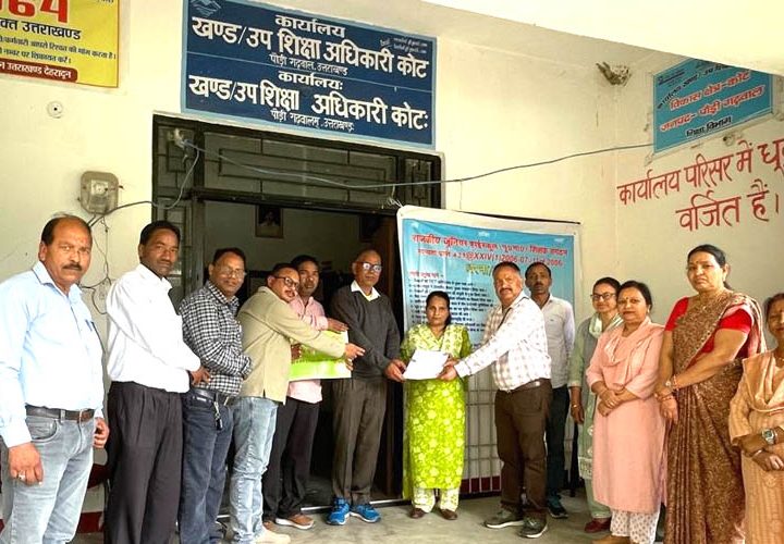 जूहा. स्कूल शिक्षक संघ का उप शिक्षा अधिकारी कार्यालय कोट में धरना