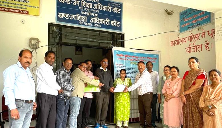 जूहा. स्कूल शिक्षक संघ का उप शिक्षा अधिकारी कार्यालय कोट में धरना