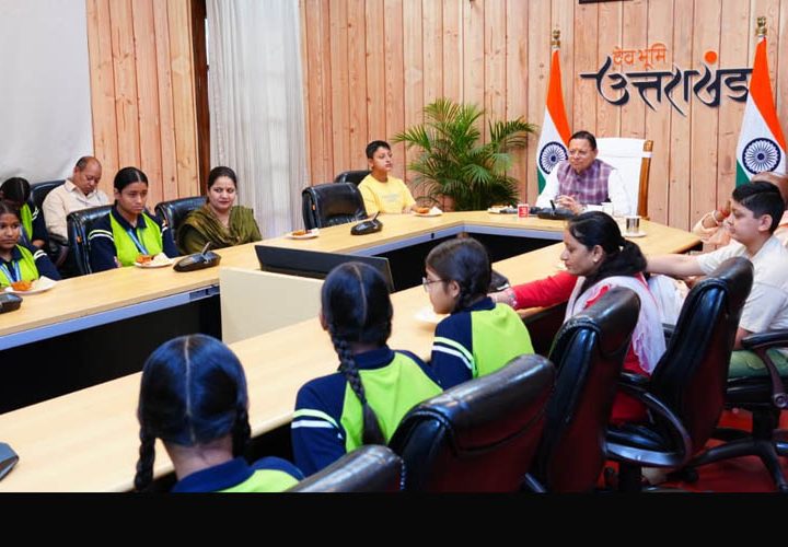 सीएम धामी ने छात्राओं के साथ सुना पीएम के मन की बात कार्यक्रम का 134 वां संस्करण