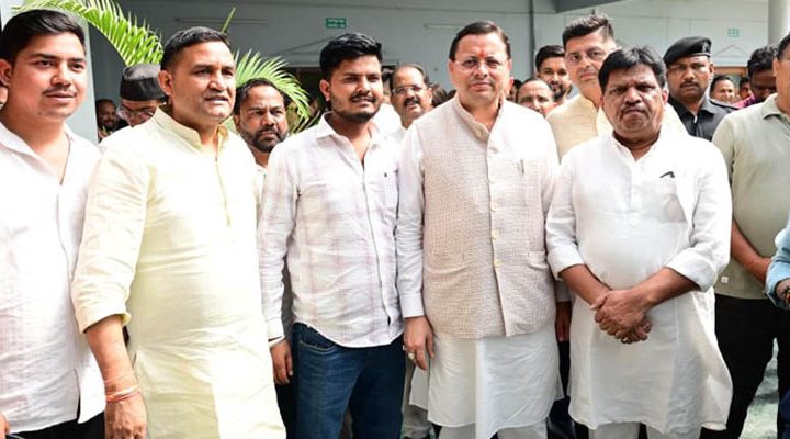 नैनीताल भ्रमण पर आम जन और स्थानीय जनप्रतिनिधियों से मिले सीएम धामी