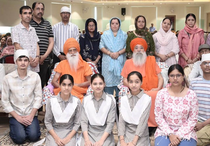 निर्मल आश्रम दीपमाला पब्लिक स्कूल के टॉपर छात्र/छात्राओं और अभिभावकों को सम्मानित किया गया