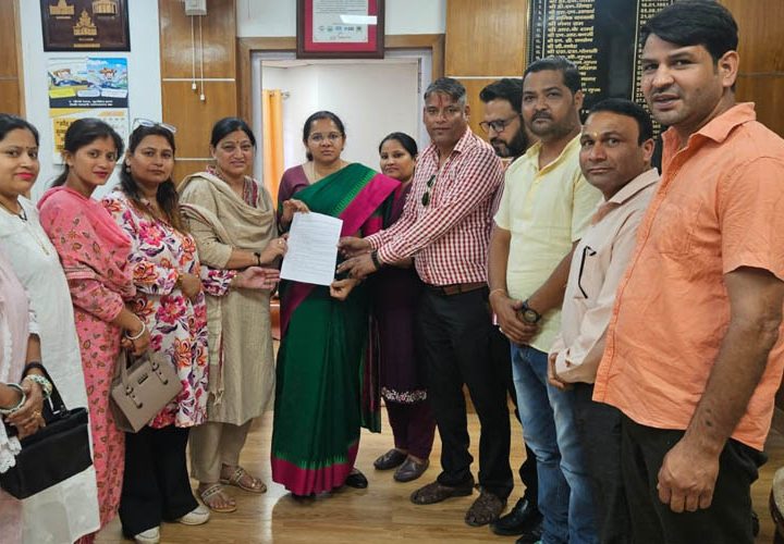 मुनिकीरेती पालिका का बोर्ड पहुंचा D.M दरबार में ,E.O के तबादले की मांग