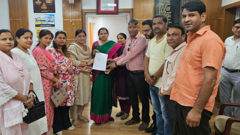 मुनिकीरेती पालिका का बोर्ड पहुंचा D.M दरबार में ,E.O के तबादले की मांग