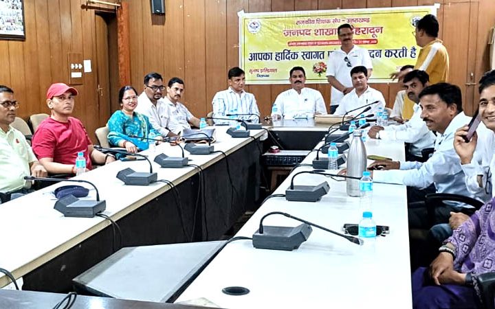 राजकीय शिक्षक संघ की देहरादून जिला इकाई की बैठक शिक्षणेत्तर कार्यों को लेकर शिक्षकों ने नाराजगी व्यक्त की