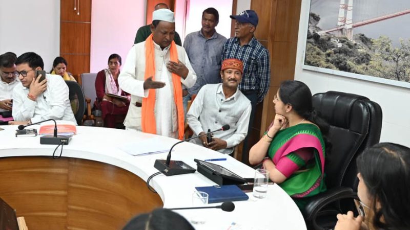 नई टिहरी में जनता दरबार में डीएम ने सुनी जनसमस्याएं, किया निदान
