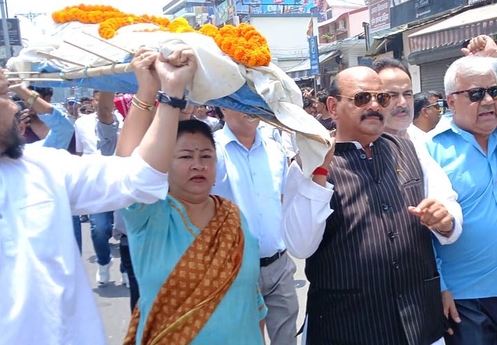 कांग्रेसियों ने निकाली शिक्षा व्यवस्था की प्रतीकात्मक शव यात्रा