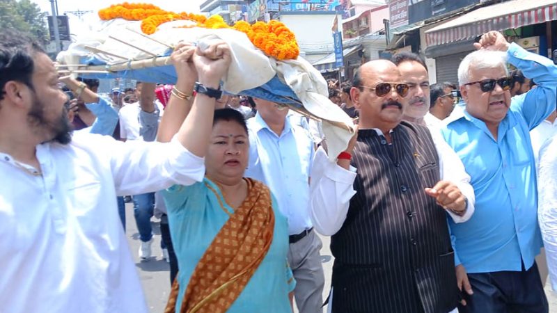 कांग्रेसियों ने निकाली शिक्षा व्यवस्था की प्रतीकात्मक शव यात्रा