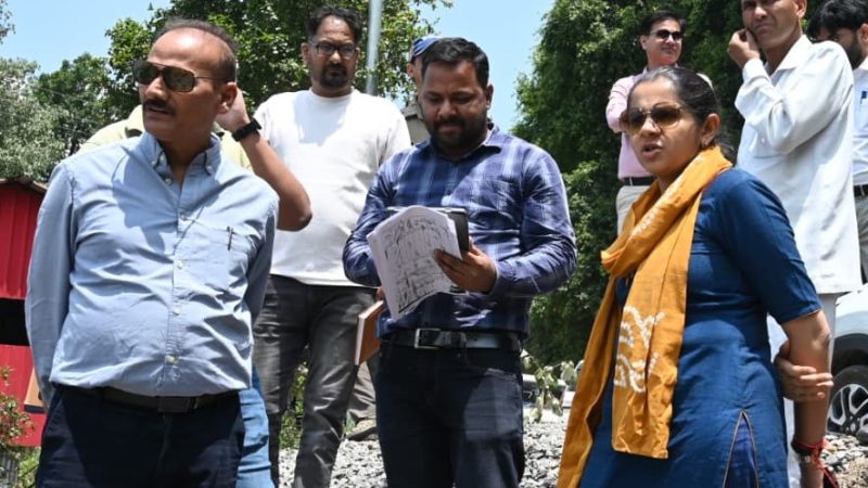 सुरकंडा देवी मंदिर पार्किंग के निर्माण की धीमी प्रगति से डीएम नाराज