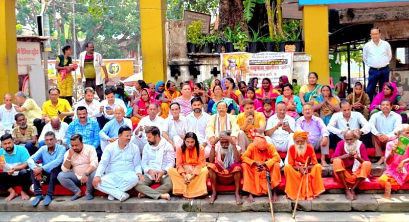 श्री राम मंदिर चढ़ावा चोरी प्रकरण: ऋषिकेश में धर्म के सौदेबाजों की सदबुद्वि को कांग्रेसियों ने किया हनुमान चालीसा का पाठ