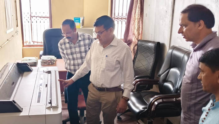 एडीएम के औचक निरीक्षण के लोनिवि कार्यालय में मिली अव्यवस्थाएं