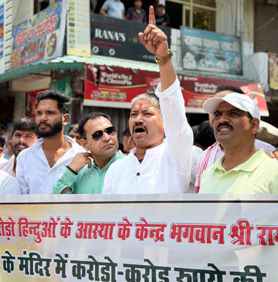 श्री राम मंदिर और श्री बदरीनाथ मंदिर में चढ़ावा चोरी के विरोध में कांग्रेस का हनुमान चालीसा का पाठ