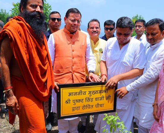 मुख्यमंत्री पुष्कर सिंह धामी ने यमकेश्वर के मालाग्राम में किया पौधा रोपण